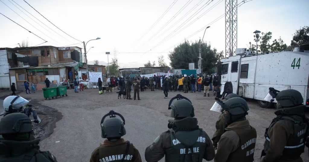 Desalojo de la Toma Dignidad en la Florida - Desalojo en La Florida: Tensión y Diálogo en la Toma Dignidad