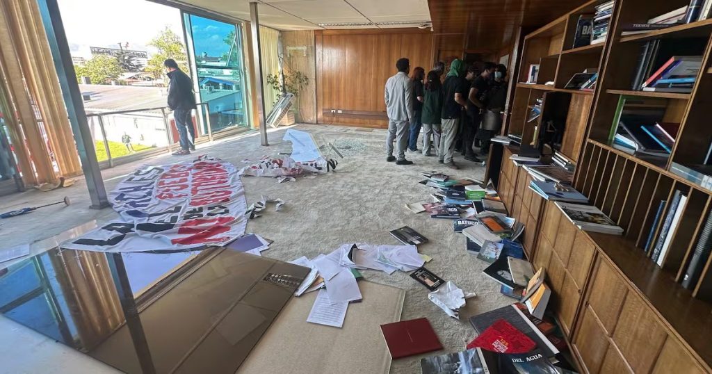 Desalojo de la Toma en la Universidad de Santiago por Parte de Carabineros - Desalojo en Usach: Fin a un mes de ocupación y vandalismo.
