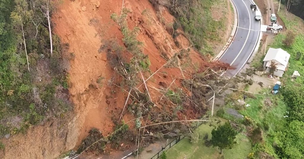Deslizamiento de Tierra en Corral Deja a Ocho Personas Evacuadas. - Evacuación y alerta en Corral tras deslizamiento de tierra