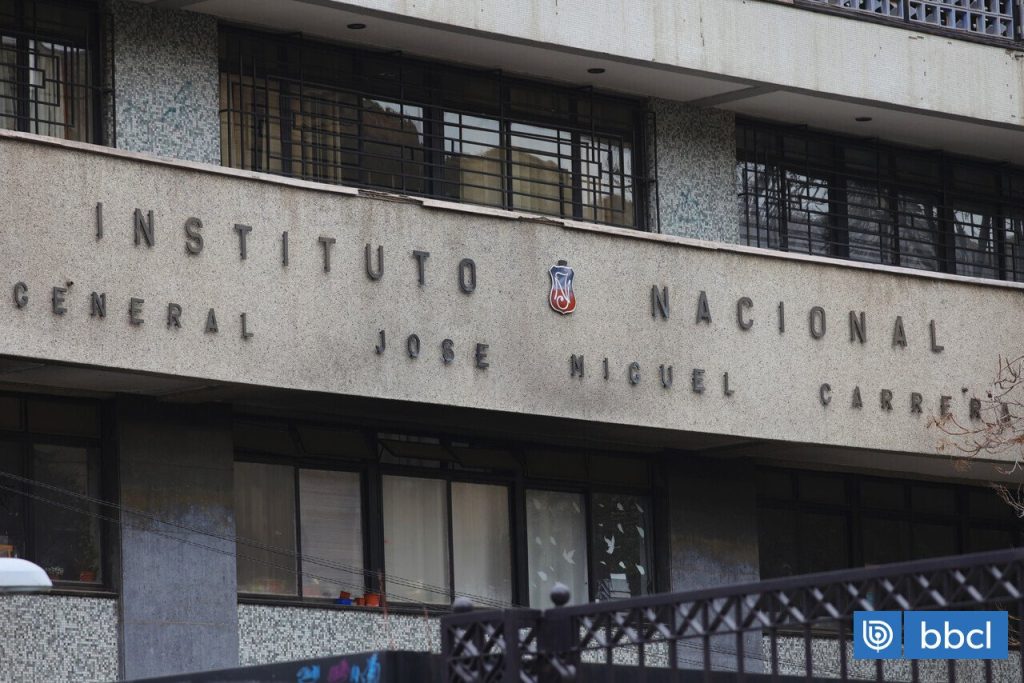 Destitución de la Rectora del Instituto Nacional en Santiago - Destitución en el Instituto Nacional desata debate sobre seguridad escolar