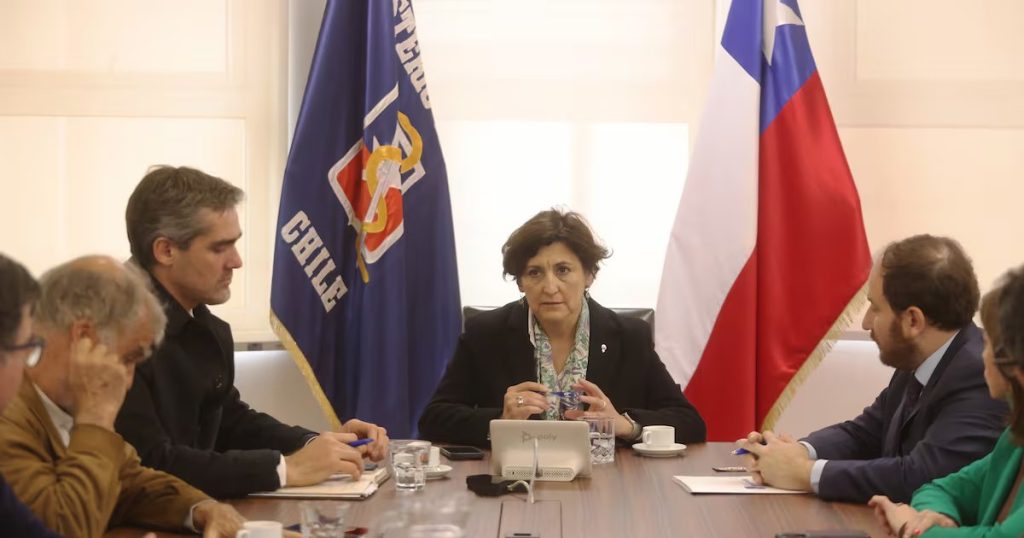 El Déficit en el Minsal y el Encontronazo entre la Ministra Aguilera y la Subsecretaria Albagli - Conflicto Interno en el Minsal: Crisis Financiera y Tensión Social