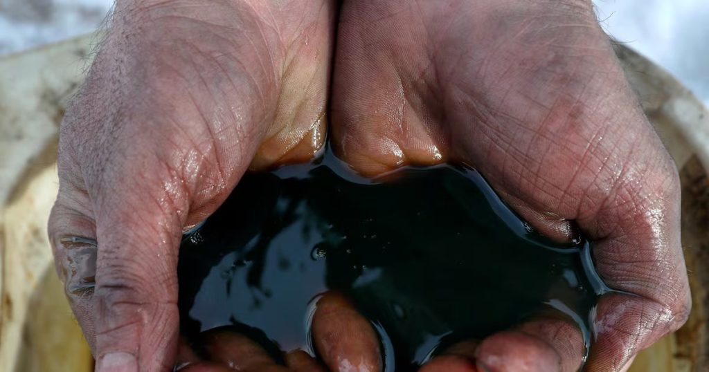 El Precio del Petróleo Alcanza Mínimos desde la Pandemia - Precio del petróleo cae drásticamente: ¿es un beneficio para Chile?