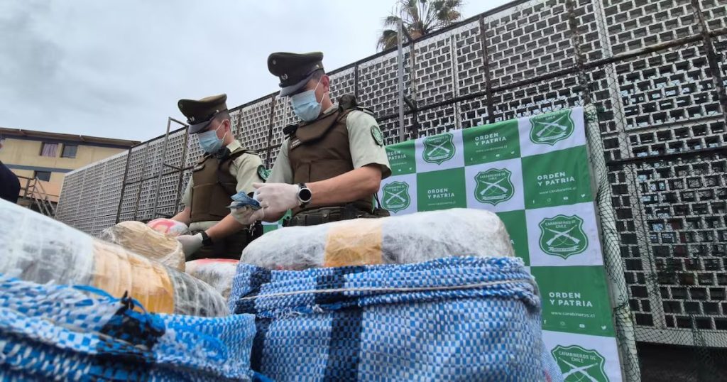 Incautación de Drogas por Parte de Carabineros en la Región de Antofagasta - Carabineros decomisa $4 mil millones en droga en Antofagasta