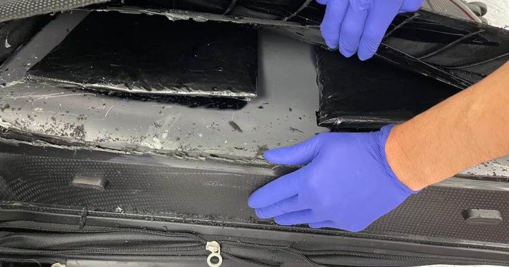 Incautación de Éxtasis en el Aeropuerto de Santiago - Incautación de éxtasis en Santiago revela red internacional.