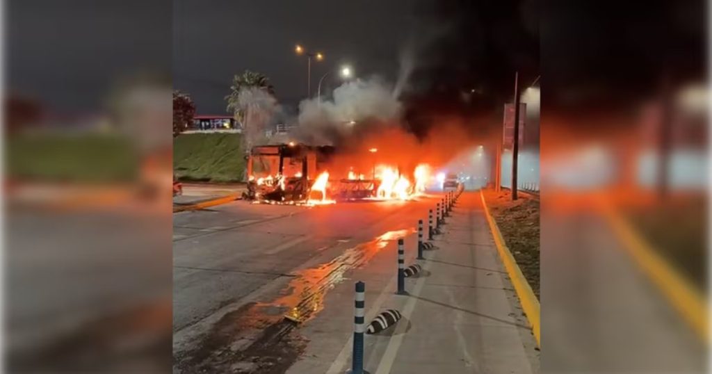 Incendio de un Bus de la RED en Maipú durante la Manifestación por Álex Núñez - Manifestación en Maipú termina con bus RED incendiado