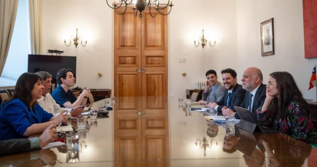 Inquietudes sobre la Reforma de Boric para Desplegar a los Militares en la Frontera - Boric propone reforma para desplegar militares en la frontera chilena.