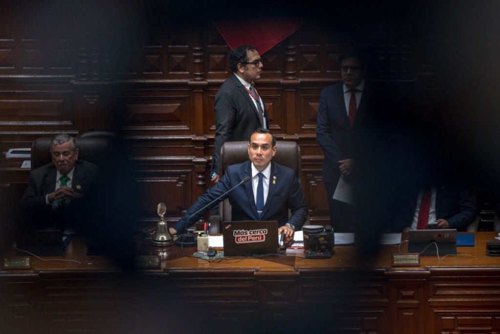 José Jerí Asume la Presidencia de Perú tras la Destitución de Boluarte - José Jerí asume la presidencia de Perú en una nueva era política