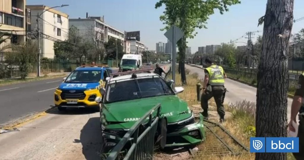 Persecución Policial por un Robo en Ñuñoa Termina con un Detenido - Persecución en Ñuñoa: Choque de Carabineros y Detenciones