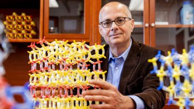 Premio Nobel de Química para los Científicos que Recolectan Agua del Desierto - Innovadora Arquitectura Molecular Gana el Nobel de Química 2025