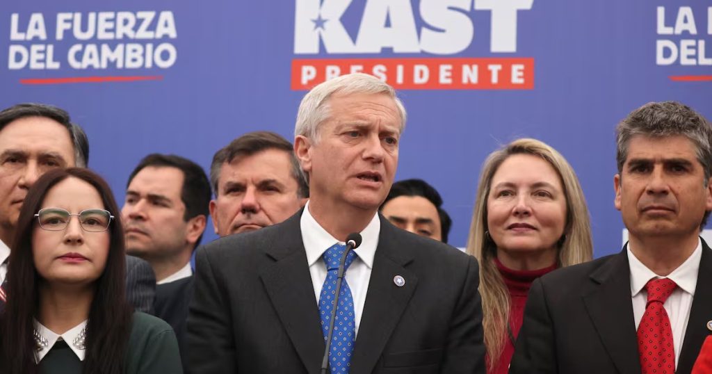 Propuesta de Kast sobre la Expulsión de Inmigrantes en Chile - Kast Propone Autopago de Pasajes para la Expulsión de Inmigrantes