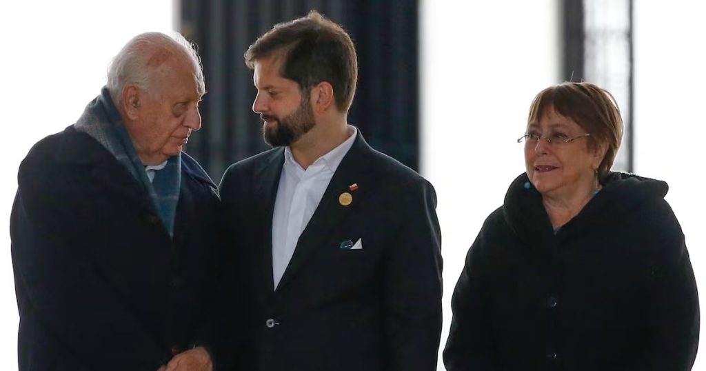 Rechazo de Fondos para Expresidentes en el Presupuesto de Boric - Oposición chilena cuestiona fondos vitalicios para expresidentes.