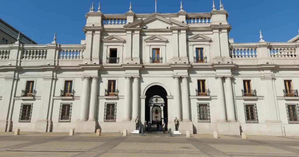 Recorte Fiscal en los Funcionarios Públicos del Próximo Gobierno - Chilenos Priorizarían Recorte de Funcionarios Públicos en Presupuesto