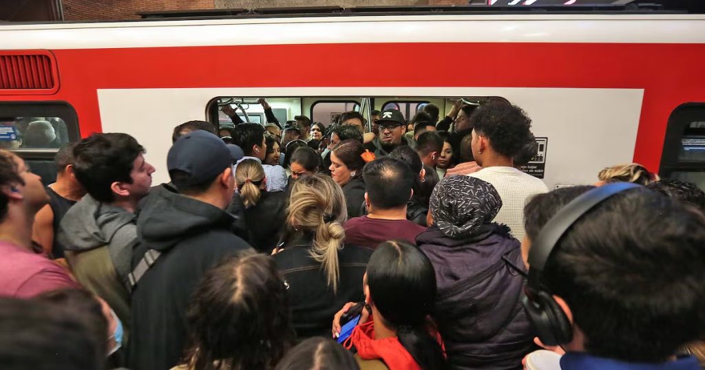 Retraso en la Frecuencia del Metro de Santiago por un Objeto en la Vía - Retraso en Línea 1 del Metro de Santiago afecta a miles de usuarios