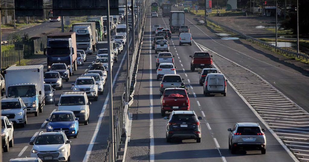 Salida de Vehículos de la Región Metropolitana por el Fin de Semana Largo - Masiva Salida de Vehículos desde Santiago por Feriado Largo