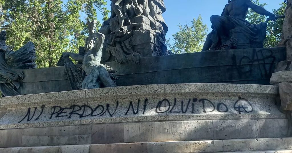 Vandalismo en la Fuente Alemana del Parque Forestal en Santiago - Vandalismo en la Fuente Alemana del Parque Forestal Indigna a Santiago