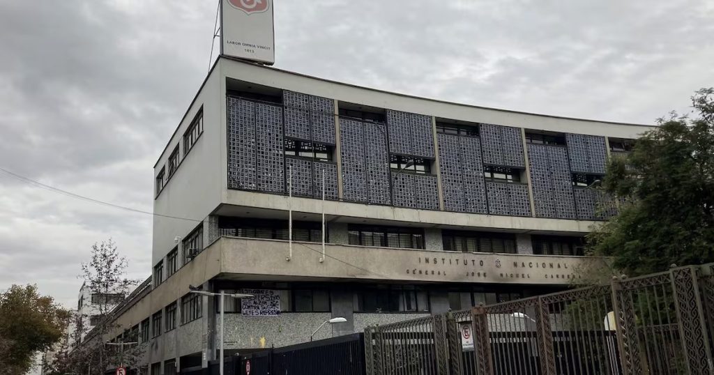 Agresión a las Profesoras en el Instituto Nacional de Santiago - Violenta agresión a profesoras en el Instituto Nacional de Santiago