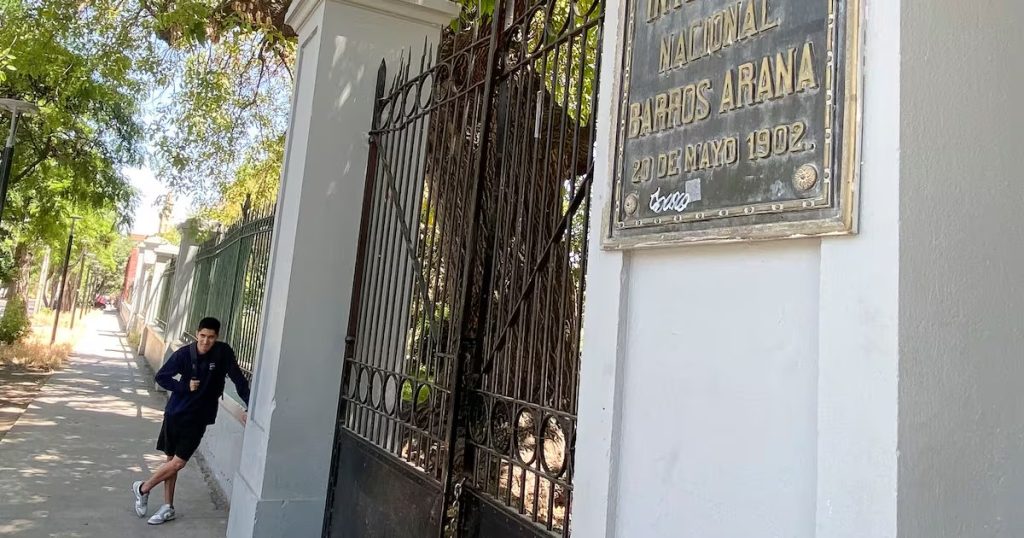 Agresión a un Docente en el INBA con un Martillo durante los Incidentes - Violencia en INBA: Docente agredido durante disturbios estudiantiles