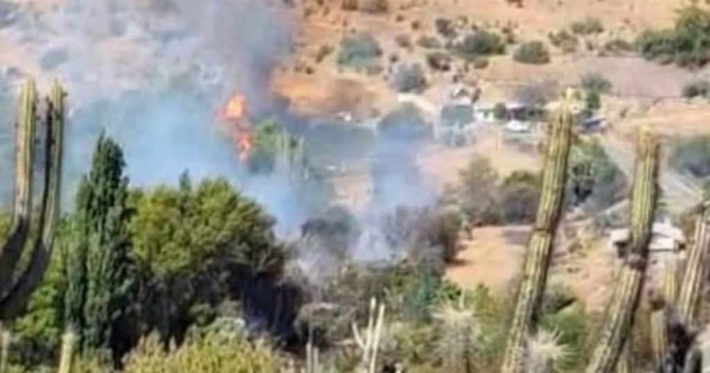 Alerta Roja por Incendio Forestal en Combarbalá - Alerta roja en Combarbalá: incendio forestal amenaza hogares