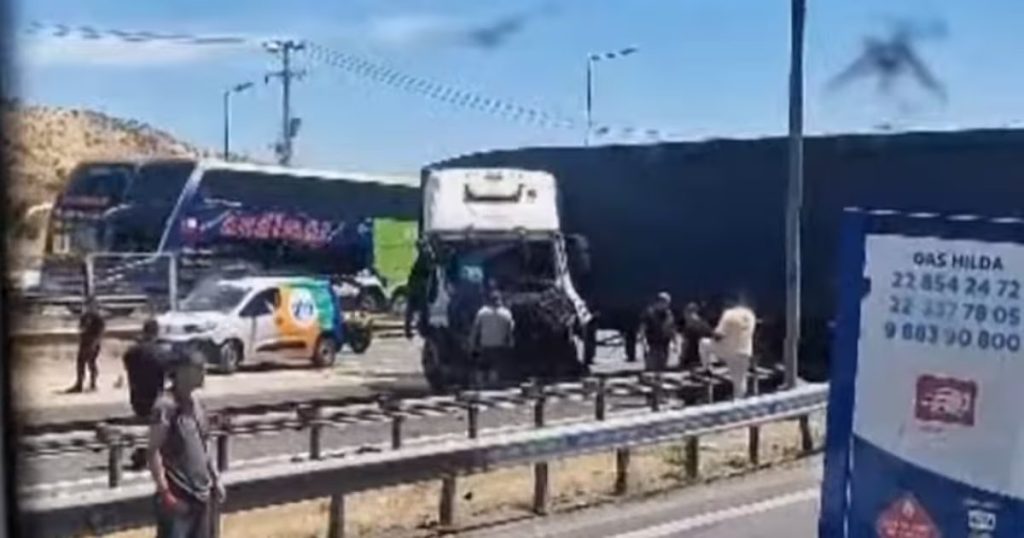 Choque de un Camión en la Ruta 5 Sur, en San Bernardo - Accidente de camión en Ruta 5 Sur causa caos vial en San Bernardo