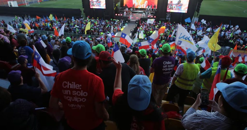 Cierre de la Campaña de Evelyn Matthei en el Estadio Santa Laura - Gabriel Boric y Donald Trump: Líderes que Definirán el 2025