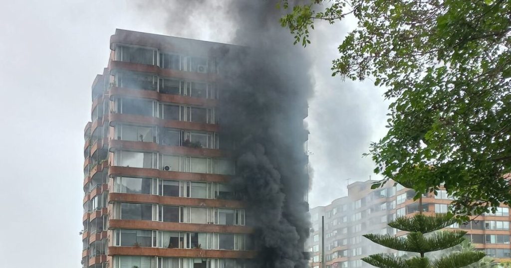 Control del Incendio en un Edificio Residencial en Vitacura - Bomberos controlan siniestro en Vitacura y restablecen tránsito