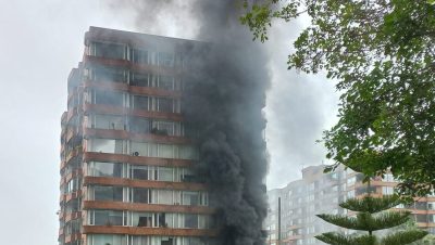 Control del Incendio en un Edificio Residencial en Vitacura - Bomberos controlan siniestro en Vitacura y restablecen tránsito