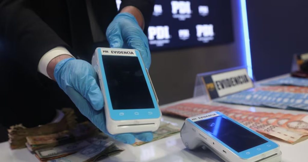 Desbaratan una Banda de Fraude con Tarjetas Bancarias en EE.UU. desde Chile - Desarticulan red chilena por fraude bancario en EE.UU.