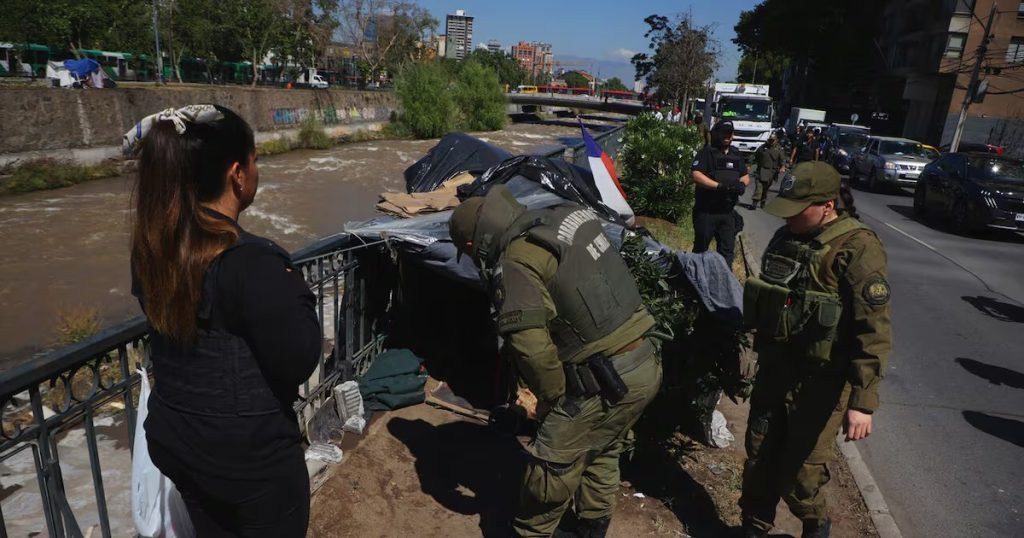 Despeje de Rucos en el Río Mapocho por Delitos y Vulnerabilidad - Operativo en el Río Mapocho busca restaurar la seguridad