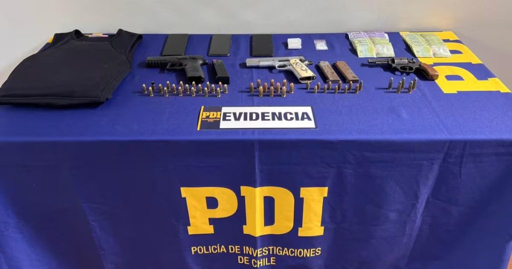 Detención de una Mujer por Tenencia Ilegal de Armas en Peñalolén - Detienen a mujer en Peñalolén con arsenal ilegal en su hogar