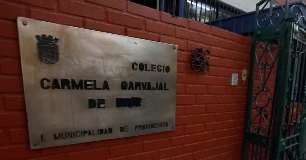 Encuentro de la Estudiante Desaparecida del Liceo Carmela Carvajal - Estudiante de Providencia es encontrada sana y salva tras su desaparición