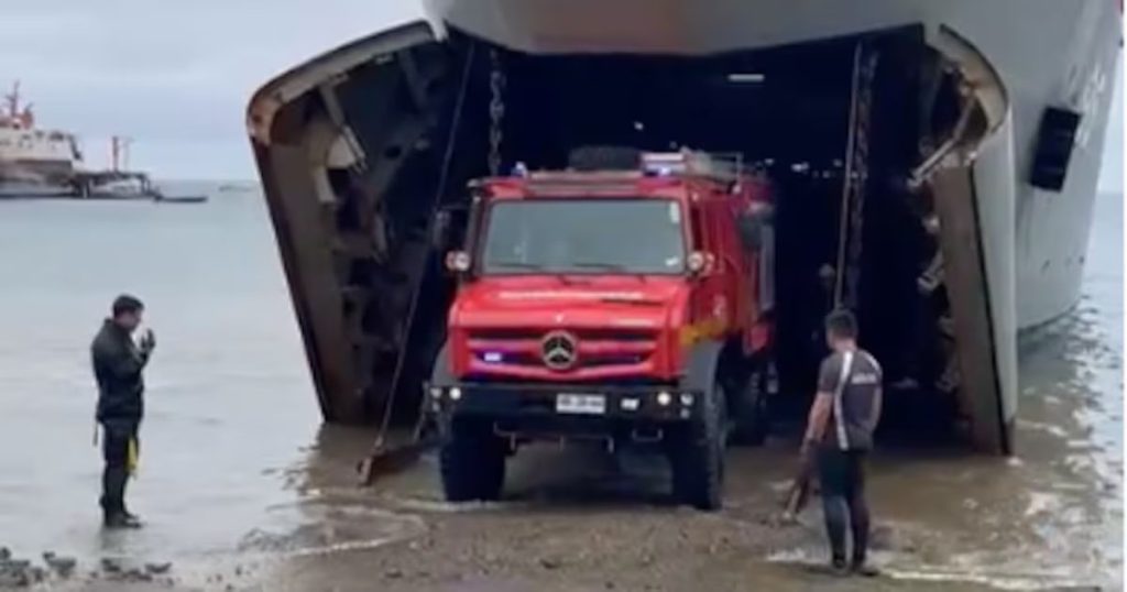 Entrega del Primer Carro de Bomberos en el Archipiélago de Juan Fernández - La Armada entrega el primer carro de Bomberos en Juan Fernández