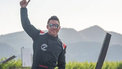 Fraude con Tarjetas de Fernando Tapia tras Su Muerte - Amigo de piloto acrobático acusado de fraude tras su fallecimiento.