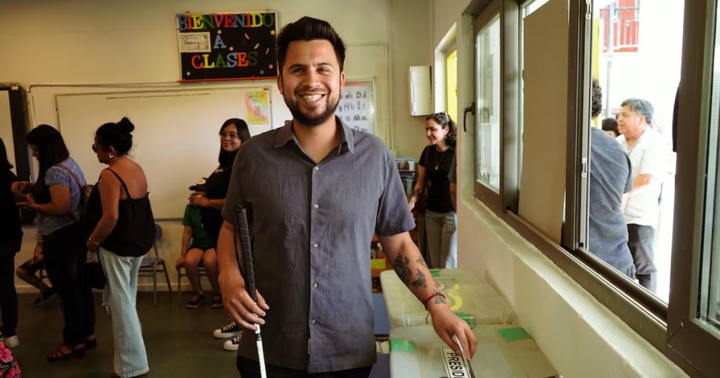 Gustavo Gatica Vota y Propone un Futuro para el Distrito 8 - Gustavo Gatica: Un Futuro Brillante para el Distrito 8