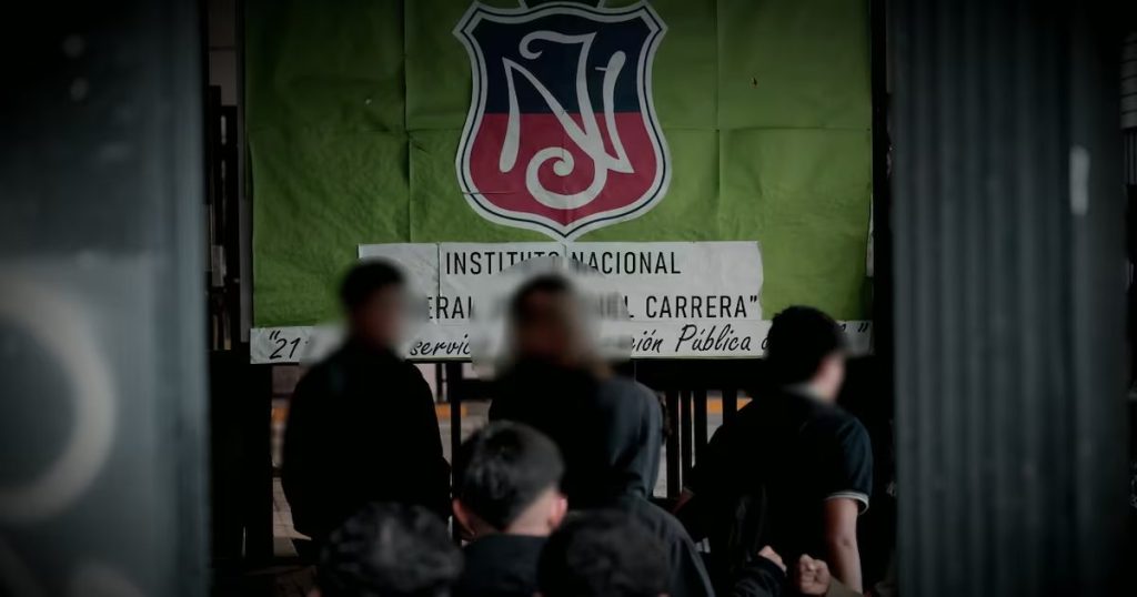 Hechos de Violencia en el Instituto Nacional de Santiago - Escuela en Crisis: La Violencia Genera Reacciones en Santiago