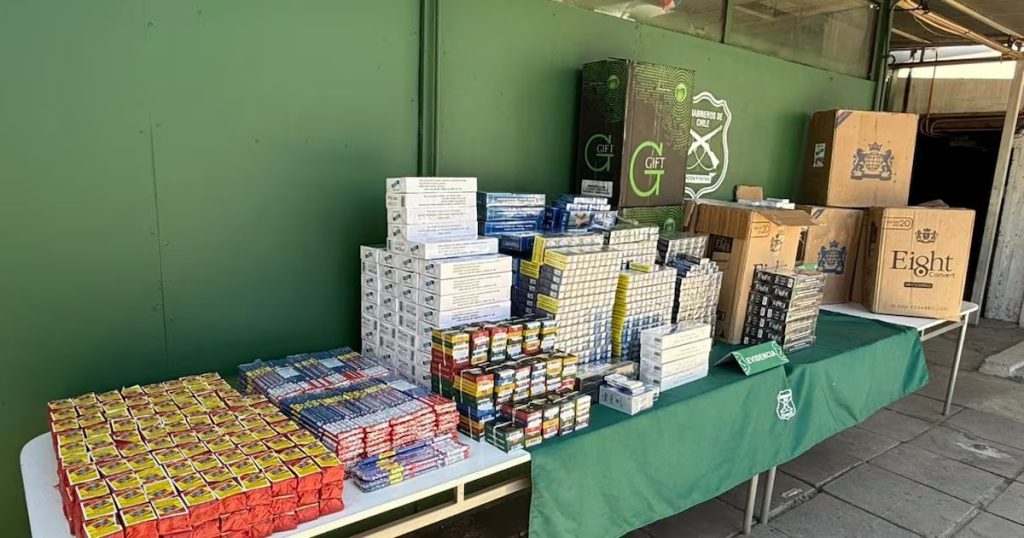 Incautación de Productos Ilegales en el Barrio Meiggs por Parte de Carabineros - Operativo en Barrio Meiggs: Carabineros desmantela venta ilegal