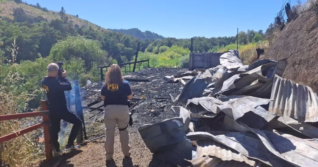 Posible Atentado Incendiario en Angol, en la Araucanía - Investigación en Angol tras incendio de tres cabañas turísticas.