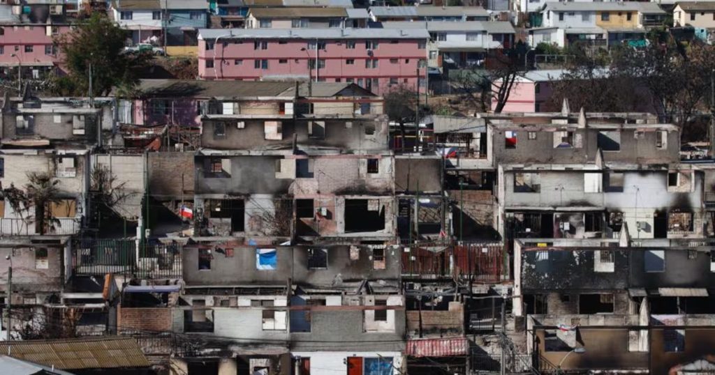 Reconstrucción tras los Megaincendios en Valparaíso - Reconstrucción Lenta en Valparaíso: Un Desafío Político y Social