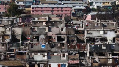 Reconstrucción tras los Megaincendios en Valparaíso - Reconstrucción Lenta en Valparaíso: Un Desafío Político y Social
