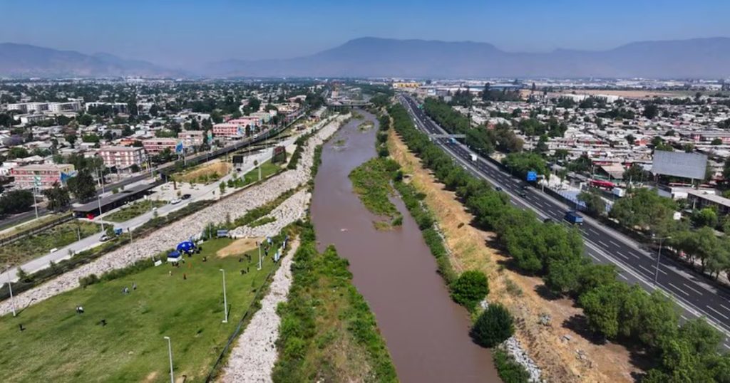 Recuperación del Río Mapocho tras Quince Años de Saneamiento - Recuperación del Río Mapocho: Un Renacer Ambiental Sostenible
