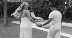 Regreso de Alexis Sánchez a las Prácticas en Sevilla tras Convertirse en Padre - Alexis Sánchez celebra su regreso al Sevilla y anuncia su paternidad.