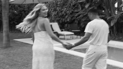 Regreso de Alexis Sánchez a las Prácticas en Sevilla tras Convertirse en Padre - Alexis Sánchez celebra su regreso al Sevilla y anuncia su paternidad.