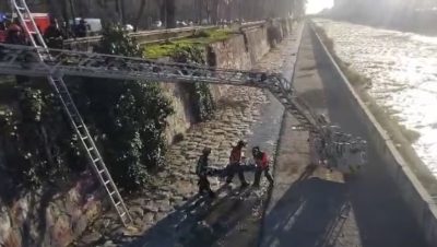 Rescate de un Hombre Lanzado al Río Mapocho tras un Asalto - Rescate Dramático en el Río Mapocho tras Violento Asalto