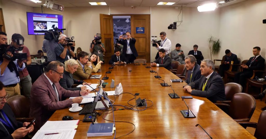 Aprobación de la Acusación Constitucional contra el Juez Diego Simpertigue - Comisión aprueba acusación constitucional contra Simpertigue.