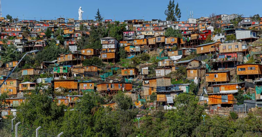 Desalojo de Familias en la Toma del Cerro 18 en lo Barnechea - Desalojo en Cerro 18: Seguridad y Desafíos en Lo Barnechea.