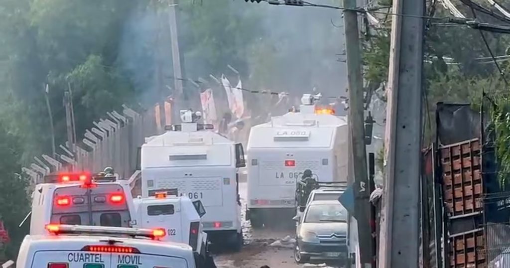 Desalojo de la Toma en el Cerro 18 de lo Barnechea - Desalojo en Lo Barnechea: Tensión y Detenciones en la Jornada