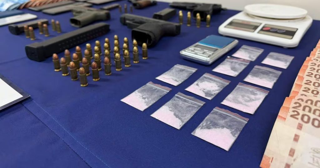 Detención de Cinco Personas por Violencia Intrafamiliar en Peñalolén - Detenidos en Peñalolén tras operativo por violencia intrafamiliar.