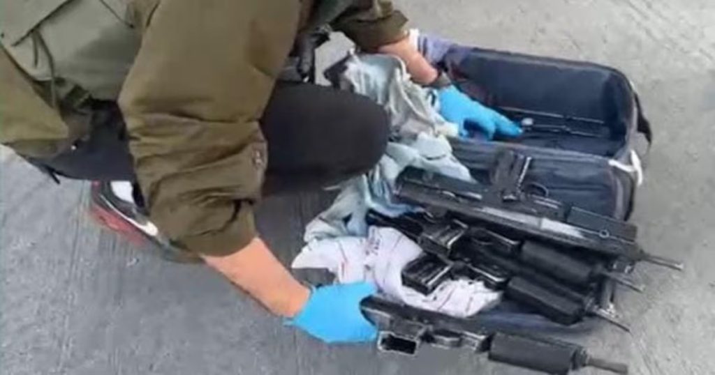 Detención de un Sujeto con Subametralladoras en la Araucanía - Detención en La Araucanía: Hallan Armas Argentinas en un Bus.