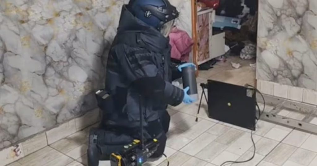 Detención de una Mujer con Dinamita en la Legua, San Joaquín - Detención en La Legua: Mujer Capturada con Dinamita y Drogas.