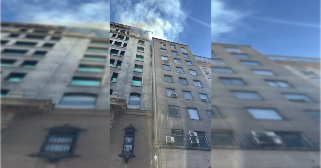 Incendio en un Edificio de Oficinas en el Centro de Santiago - Incendio Afecta Edificios en Santiago y Suspende el Tránsito