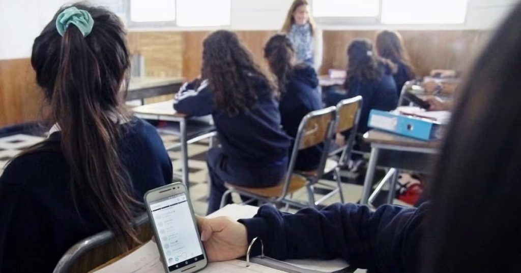 Regulación del Uso de Celulares en las Salas de Clases en Chile - A partir de 2026, se prohíben los celulares en clases en Chile